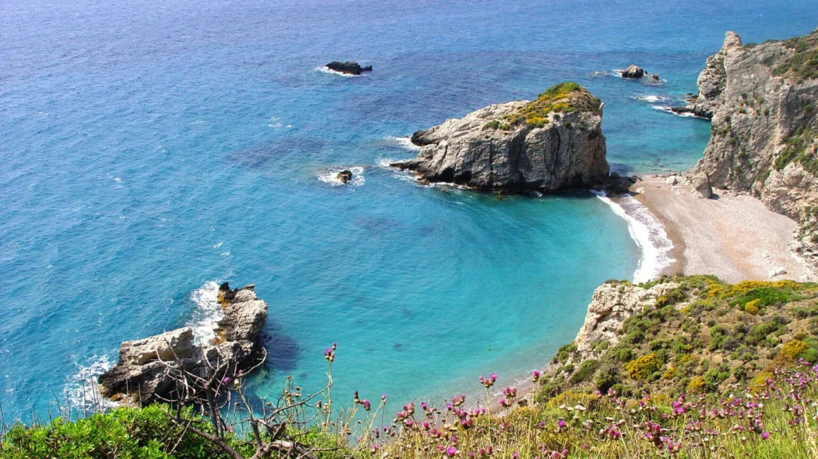 Η ονειρική παραλία των Κυθήρων με τα 162 σκαλοπάτια