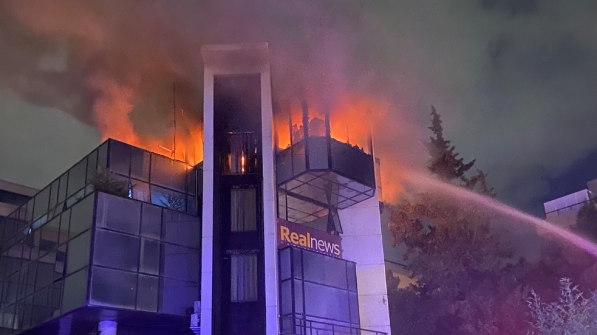 Πυρκαγιά στoν Real Fm - Βρέθηκαν γκαζάκια στην είσοδο του κτηρίου