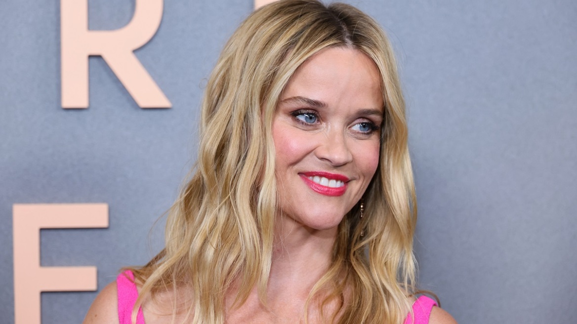 Αν αγοράσετε ένα ροζ φόρεμα στις εκπτώσεις, ας είναι σαν αυτό που φόρεσε η Ρις Γουίδερσπουν