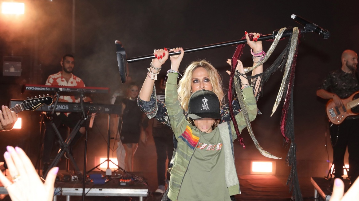 Η Άννα Βίσση τραγουδά στη σκηνή με τον εγγονό της, Νίκο