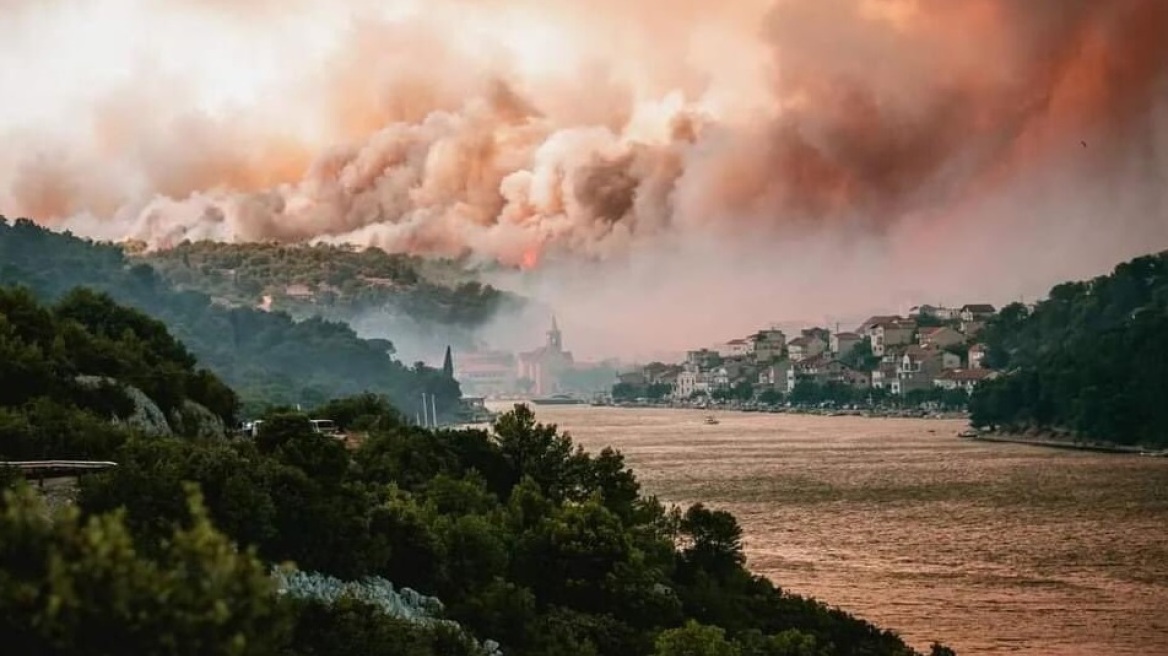 Κροατία: Δραματικές στιγμές από τις φωτιές στις Δαλματικές Ακτές - Κάηκαν σπίτια, εκκενώθηκαν περιοχές 
