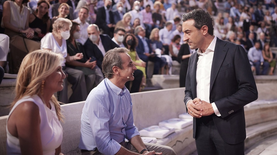 Μαρέβα Μητσοτάκη: Με το πιο ευκολοφόρετο item σε εκδήλωση στο Ηρώδειο