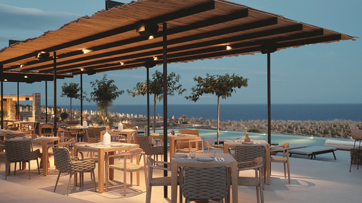 NÓS: Φαγητό με ντόπιες πρώτες ύλες και θέα στο απέραντο γαλάζιο της Σίφνου