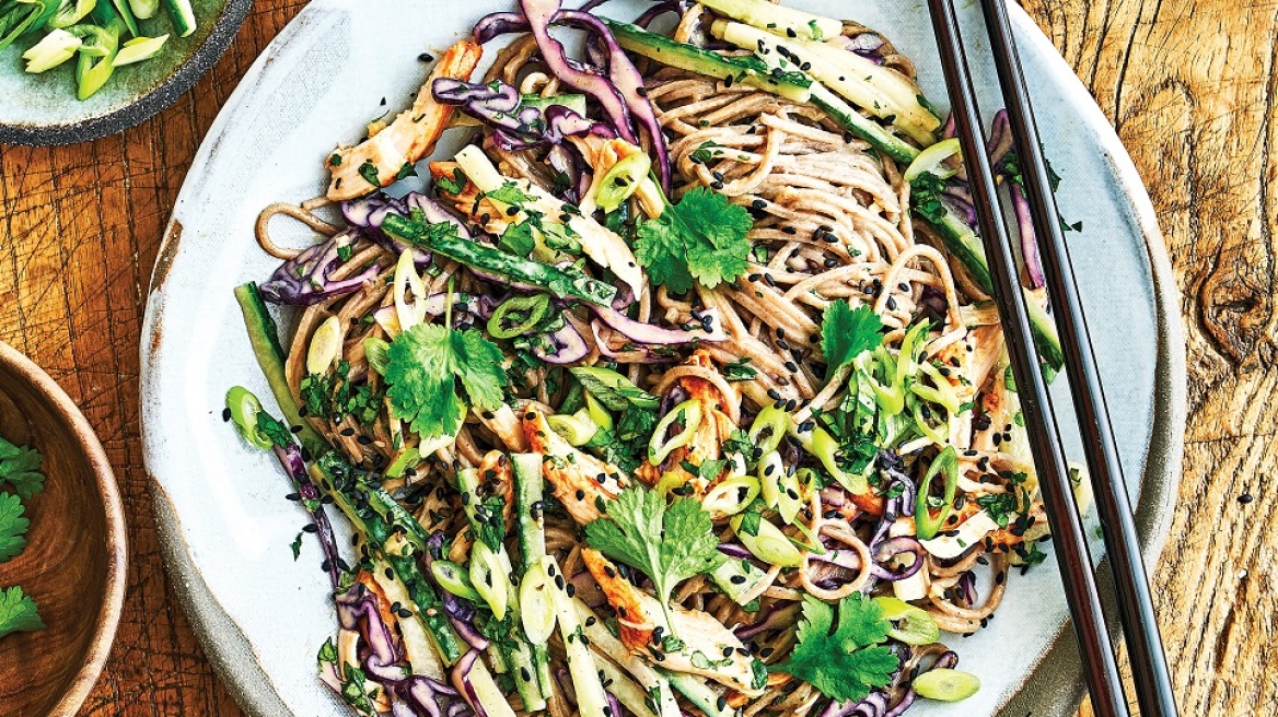 Σαλάτα με νουντλς, τζίντζερ και κοτόπουλο