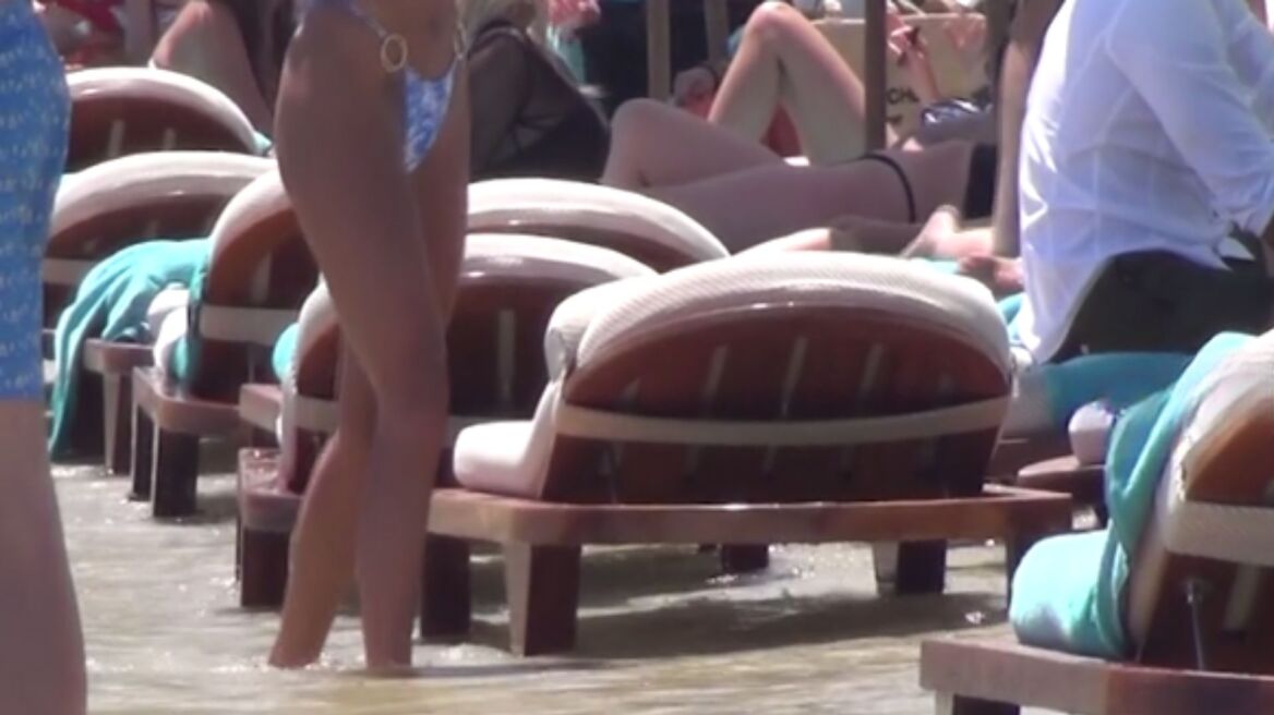 Μύκονος: Έβαλαν ξαπλώστρες μέσα στη θάλασσα