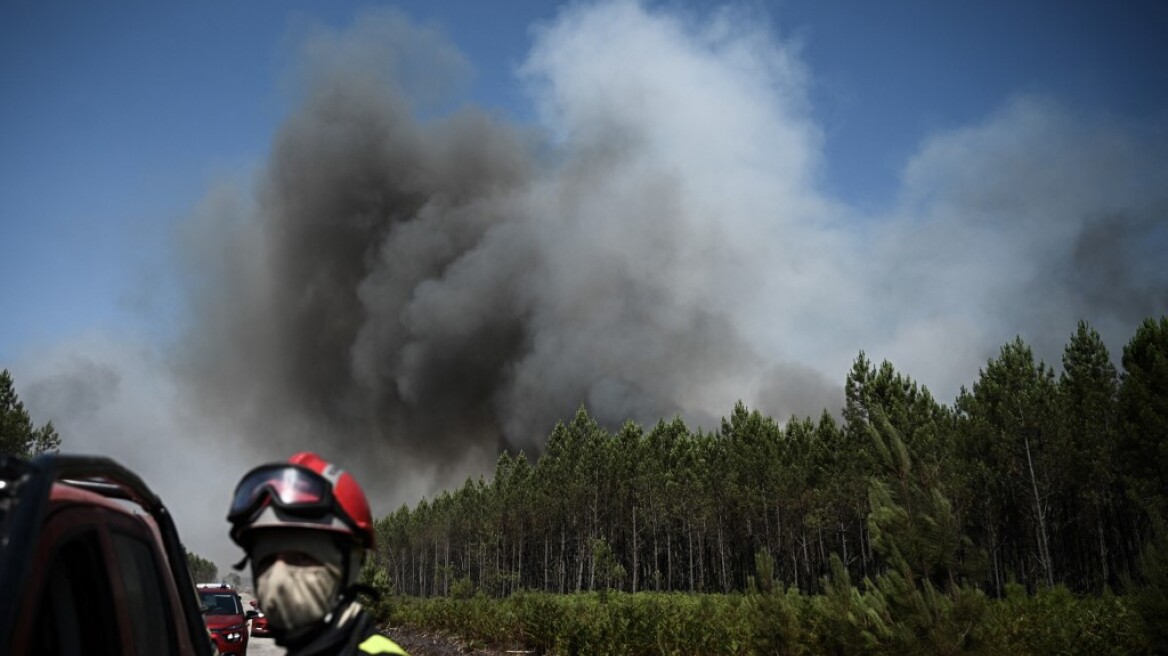 Στο έλεος των πυρκαγιών η Γαλλία - Προειδοποιήσεις για «καύσωνα-αποκάλυψη»