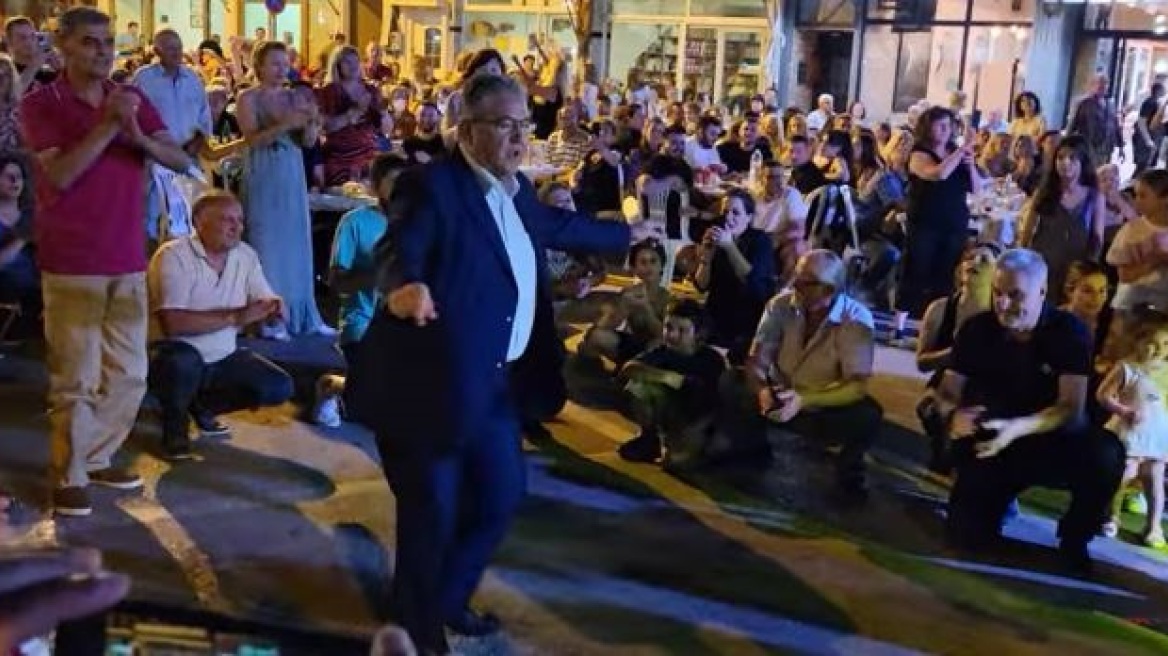 Κουτσούμπας: Ο γ.γ του ΚΚΕ χόρεψε στη Μακρακώμη το βαρύ ζεϊμπέκικο «Της γερακίνας γιος»