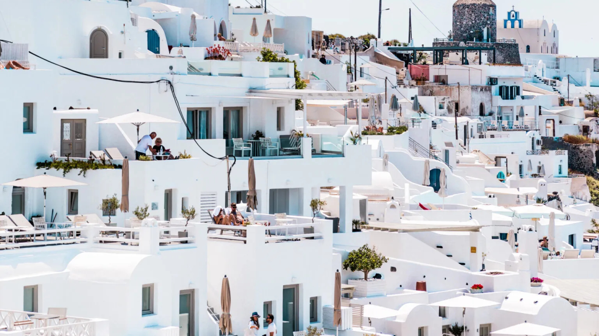 Bloomberg: Η Σαντορίνη στα έξι καλύτερα μέρη της Ευρώπης για τουρισμό το φθινόπωρο