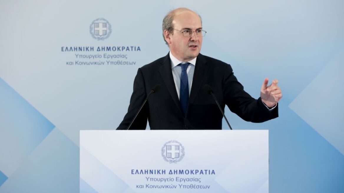 Οι εκκρεμείς συντάξεις έπεσαν στις 60.000 φέτος, λέει ο Χατζηδάκης