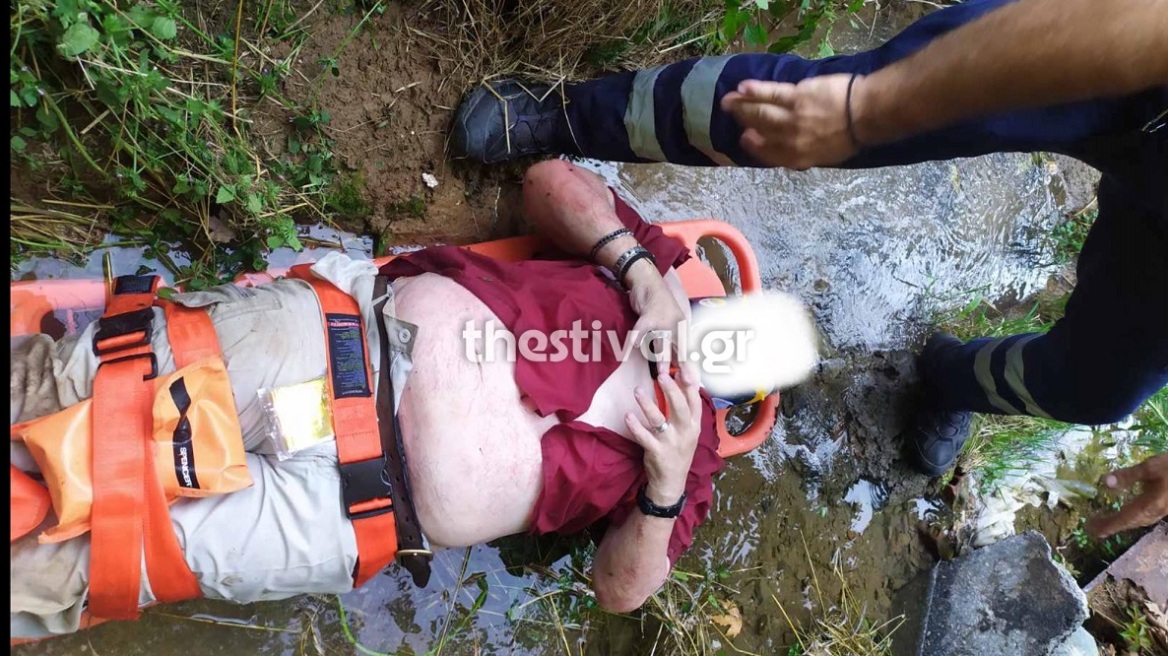 Θεσσαλονίκη: Επιχείρηση διάσωσης 62χρονου που έπεσε σε ρέμα από ύψος 10 μέτρων - Δείτε φωτογραφίες