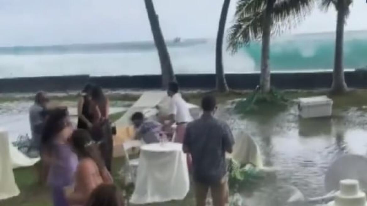 Χαβάη: Τεράστια κύματα κατέστρεψαν γαμήλια δεξίωση - Έτρεχαν να σωθούν οι καλεσμένοι