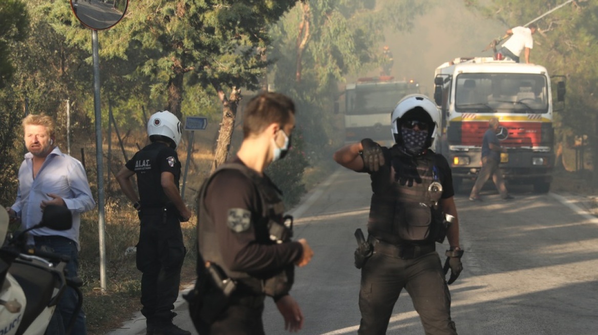 Αστυνομικοί απεγκλώβισαν τουλάχιστον 16 άτομα από Ντράφι και Ανθούσα