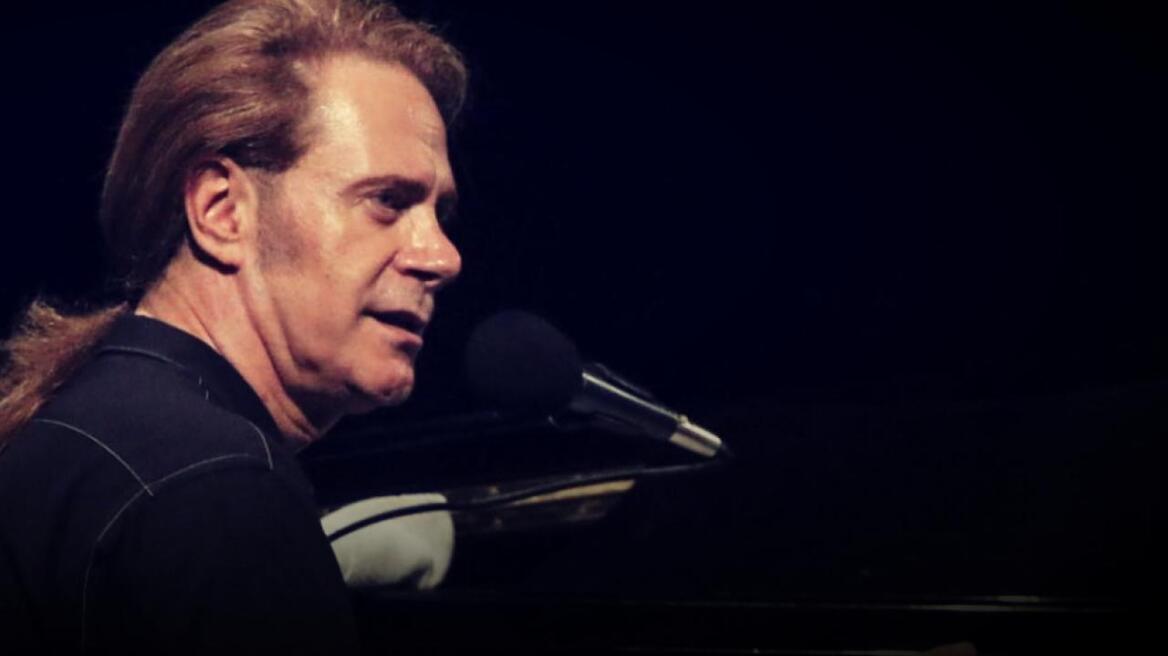 Στέφανος Κορκολής: Ανέβαλε τη συναυλία του στον Κολωνό ως ένδειξη συμπαράστασης στους πυρόπληκτους