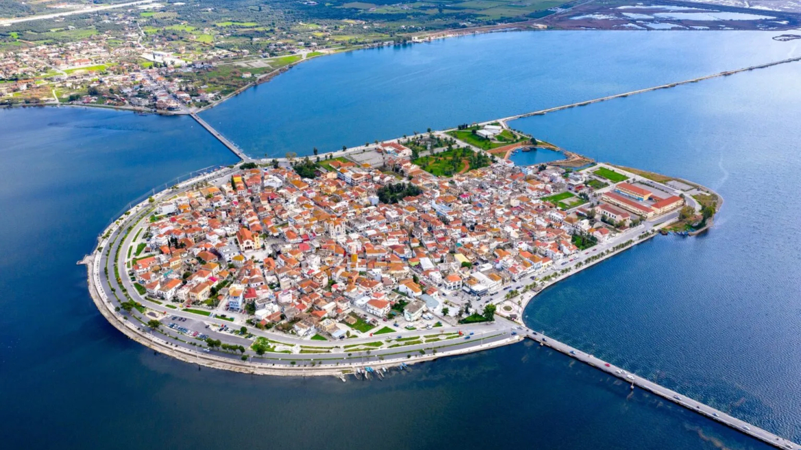 Το όμορφο νησάκι στη λιμνοθάλασσα Μεσολογγίου που θυμίζει Βενετία