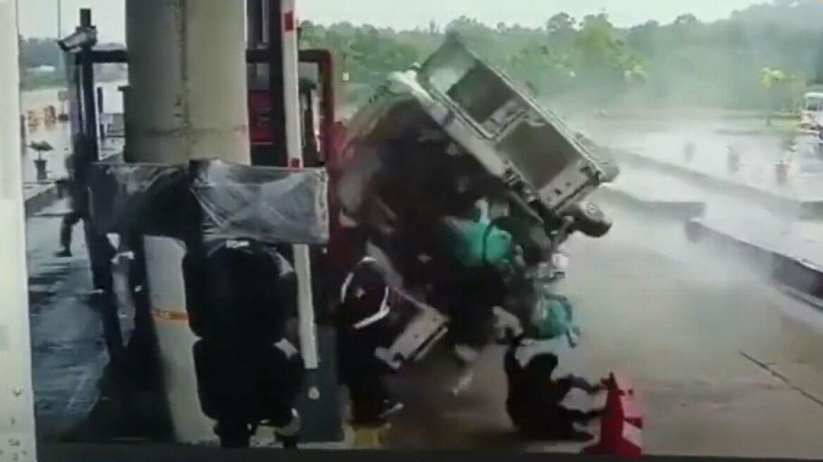 Ινδία: Ασθενοφόρο γλίστρησε στα διόδια, 4 νεκροί - Δείτε βίντεο