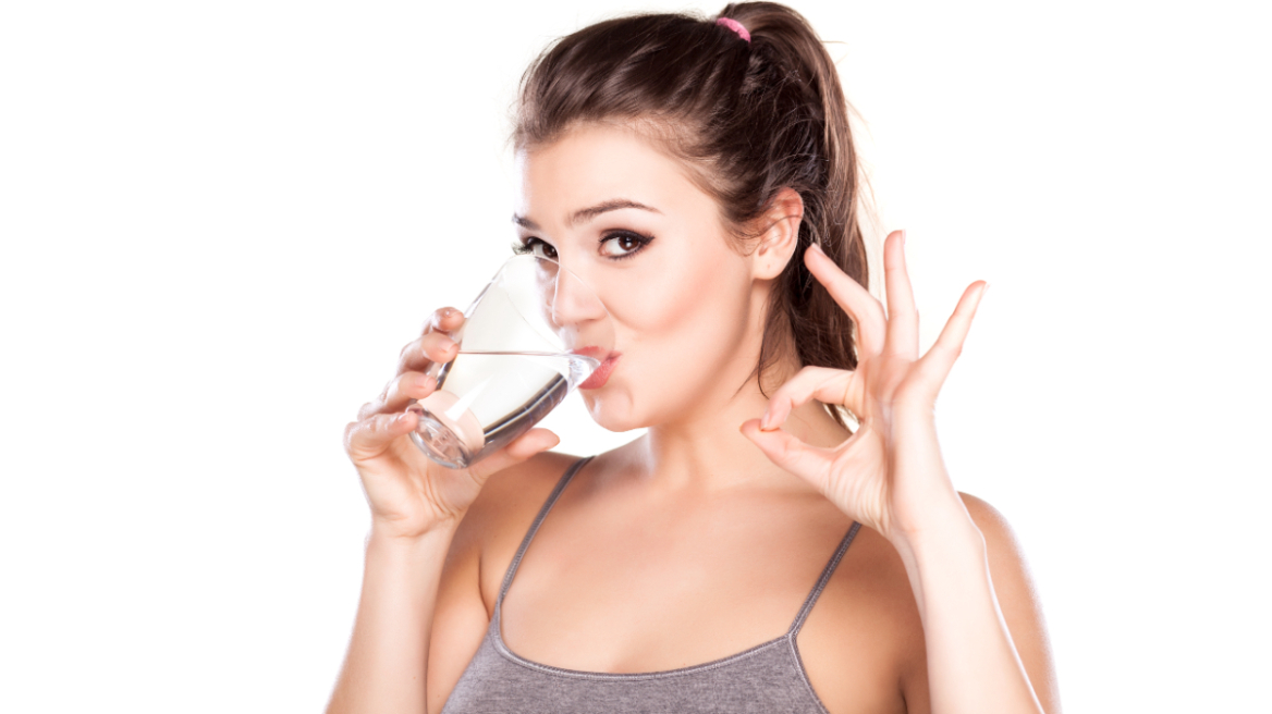 Ζέστη: Μήπως πρέπει να πίνετε περισσότερο νερό; Πώς θα το καταλάβετε