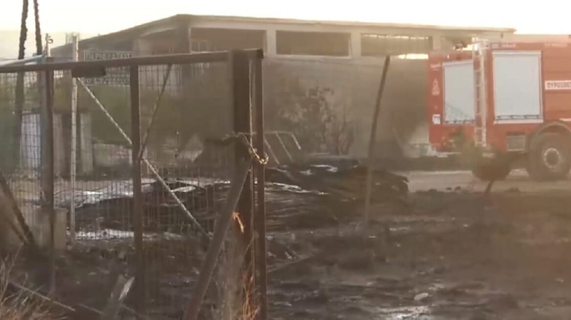 Ασπρόπυργος: Υπό έλεγχο η φωτιά στην αποθήκη ξυλείας