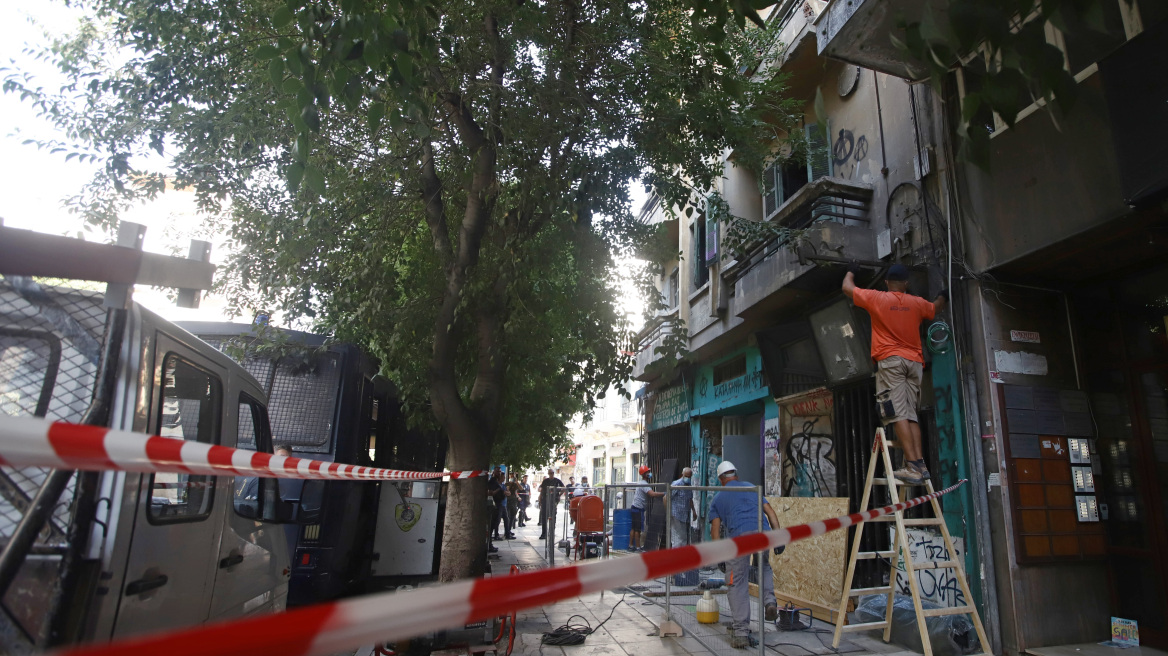 Θεσσαλονίκη: Σφραγίζεται η κατάληψη «111» - Βρέθηκαν κράνη, στειλιάρια, πυροσβεστήρες και μπουκάλια