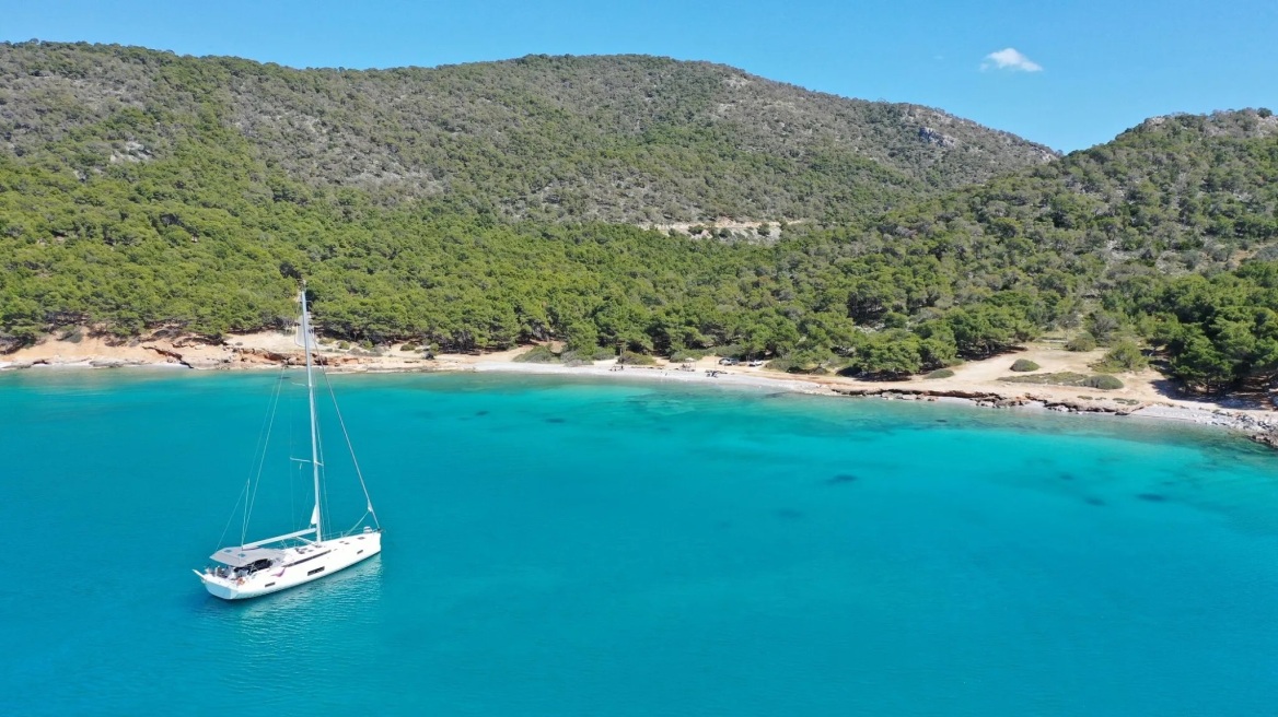 Η διπλή παραλία στο Αγκίστρι όπου τα πεύκα κατεβαίνουν μέχρι τα κρυστάλλινα νερά