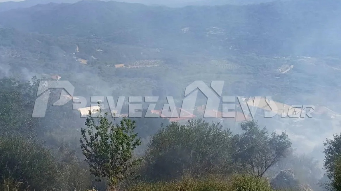 Φωτιά στο χωριό Βρυσούλα στην Πρέβεζα - Κάτοικοι εγκατέλειψαν τα σπίτια τους - Στην περιοχή πνέουν δυνατοί άνεμοι