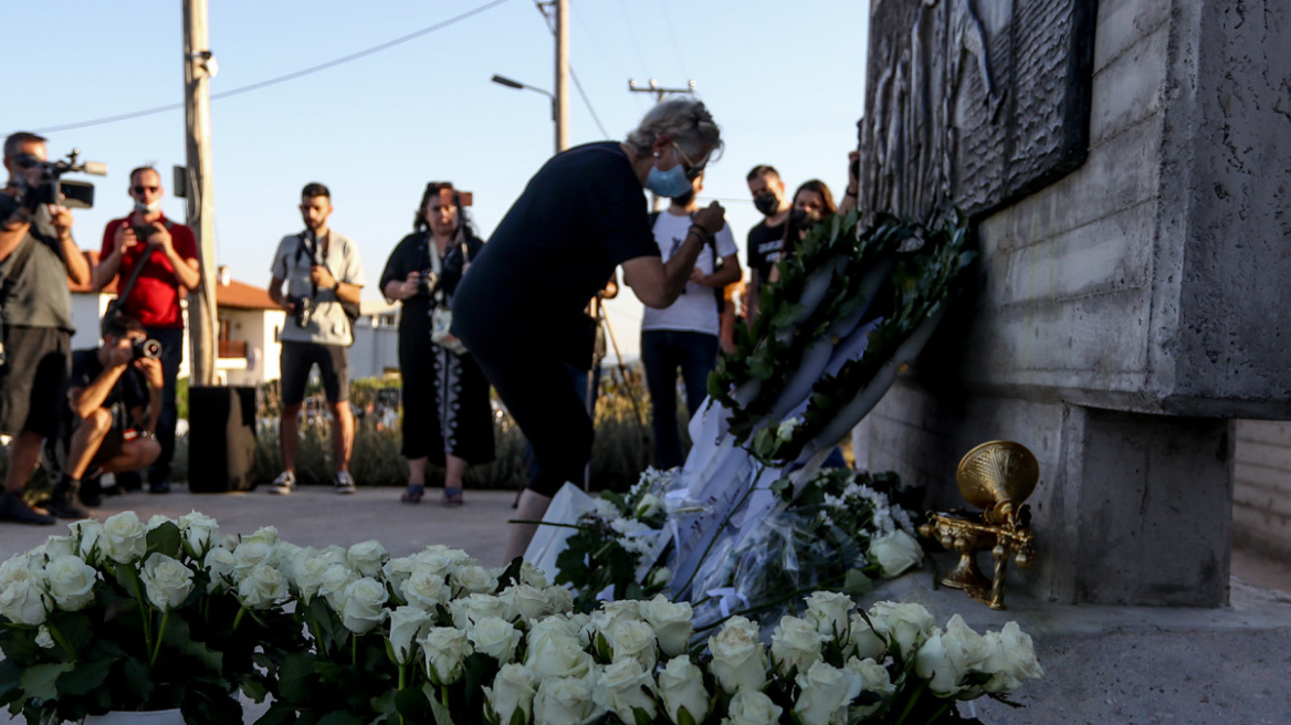 Μάτι: Βουβός πόνος και ρίγη συγκίνησης για τα τέσσερα χρόνια από τη φονική φωτιά