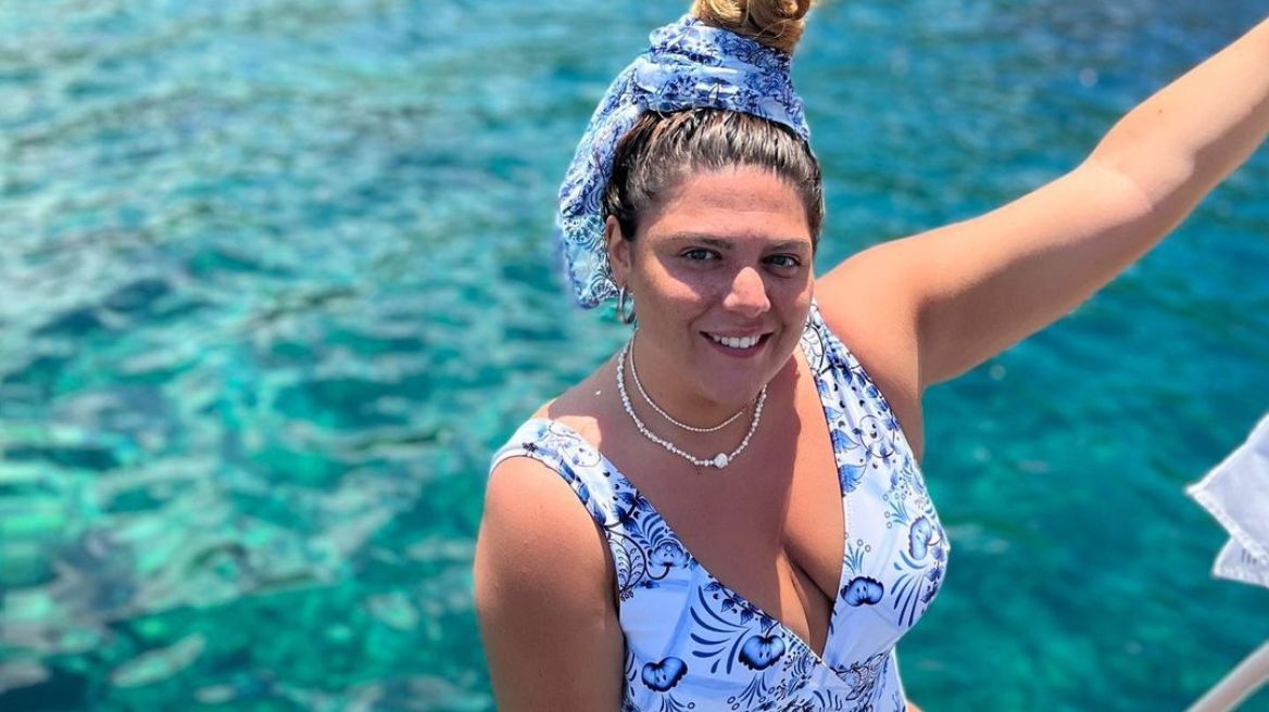 Δανάη Μπάρκα: Απολαμβάνει τις βουτιές της στην πισίνα