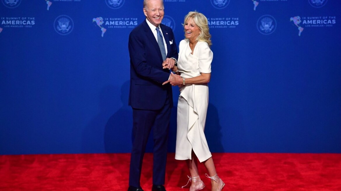 Τζιλ Μπάιντεν: Η ψύχραιμη απάντησή της στα «γιουχαΐσματα» πολιτών για τον σύζυγό της