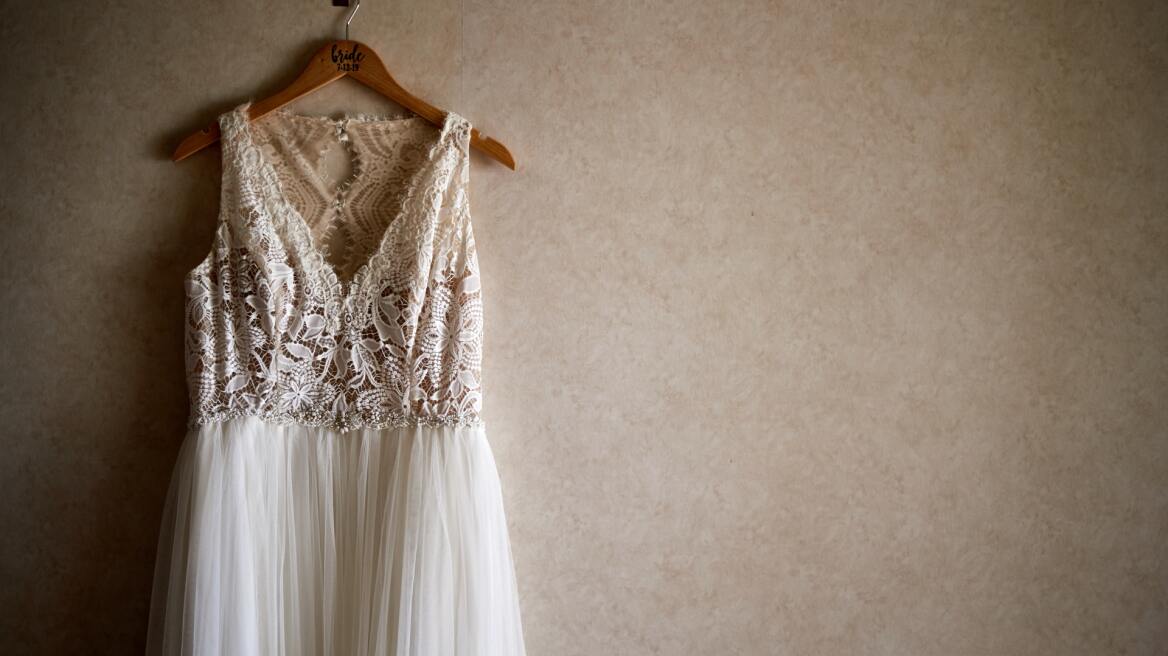 Δώρισε το νυφικό της σε μία άγνωστη και έγινε viral - Δείτε γιατί