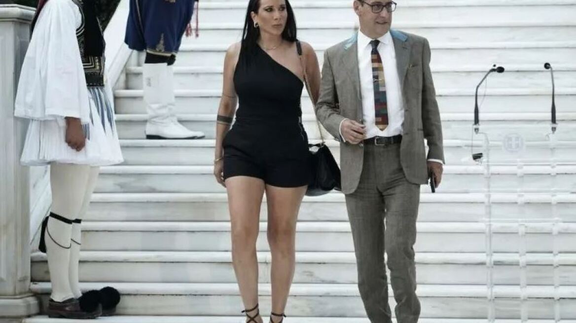 Ορέστης Ανδρεαδάκης για ντύσιμο Εύης Καλογηροπούλου στο Προεδρικό Μέγαρο: «Θλίβομαι με τις σεξιστικές νύξεις»