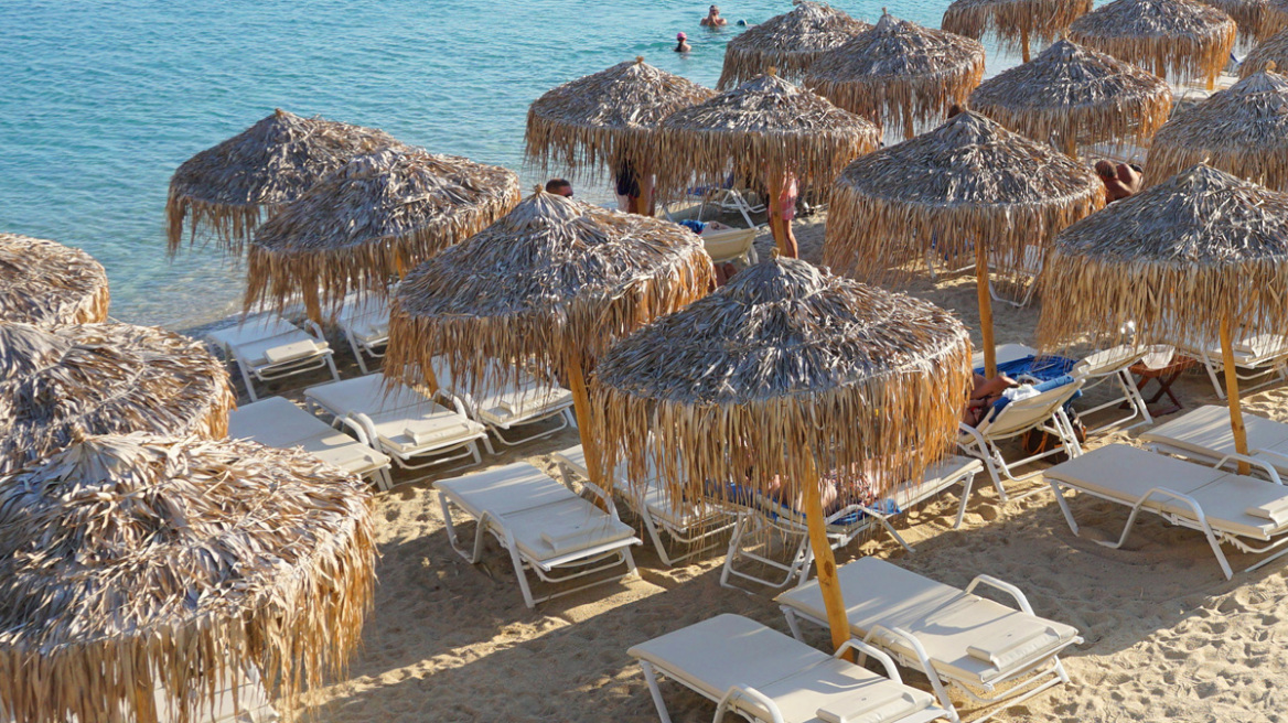 Άφησε στην ξαπλώστρα της Ψαρρούς κοσμήματα αξίας 125.000 ευρώ και έγιναν... καπνός