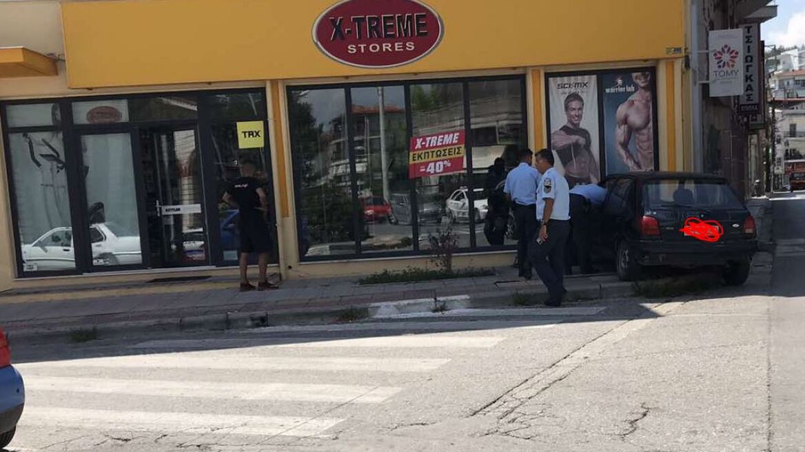 Αυτοκίνητο έπεσε στη βιτρίνα καταστήματος στην Κοζάνη