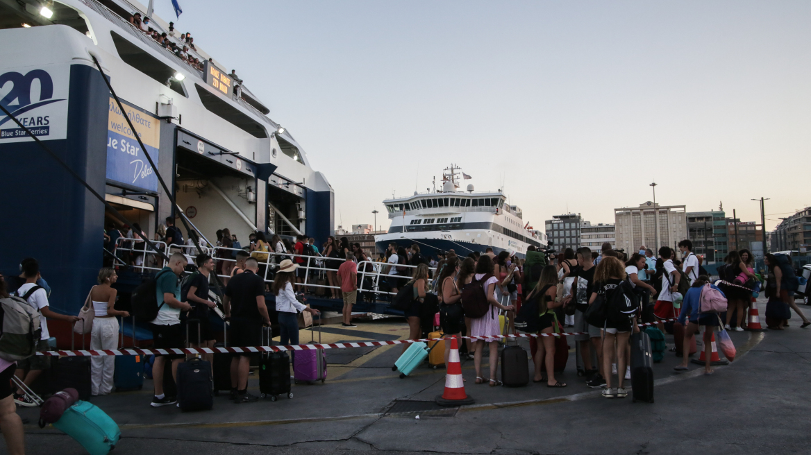 Αυξημένη η κίνηση στο λιμάνι του Πειραιά - Εγκαταλείπουν την Αθήνα οι αδειούχοι