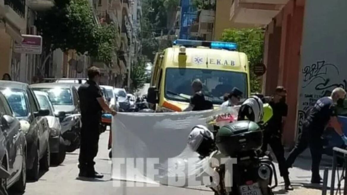 Εξετάζεται το ενδεχόμενο να έσπρωξε κάποιος τη γυναίκα στην Πάτρα και μετά να ταμπουρώθηκε στο σπίτι 