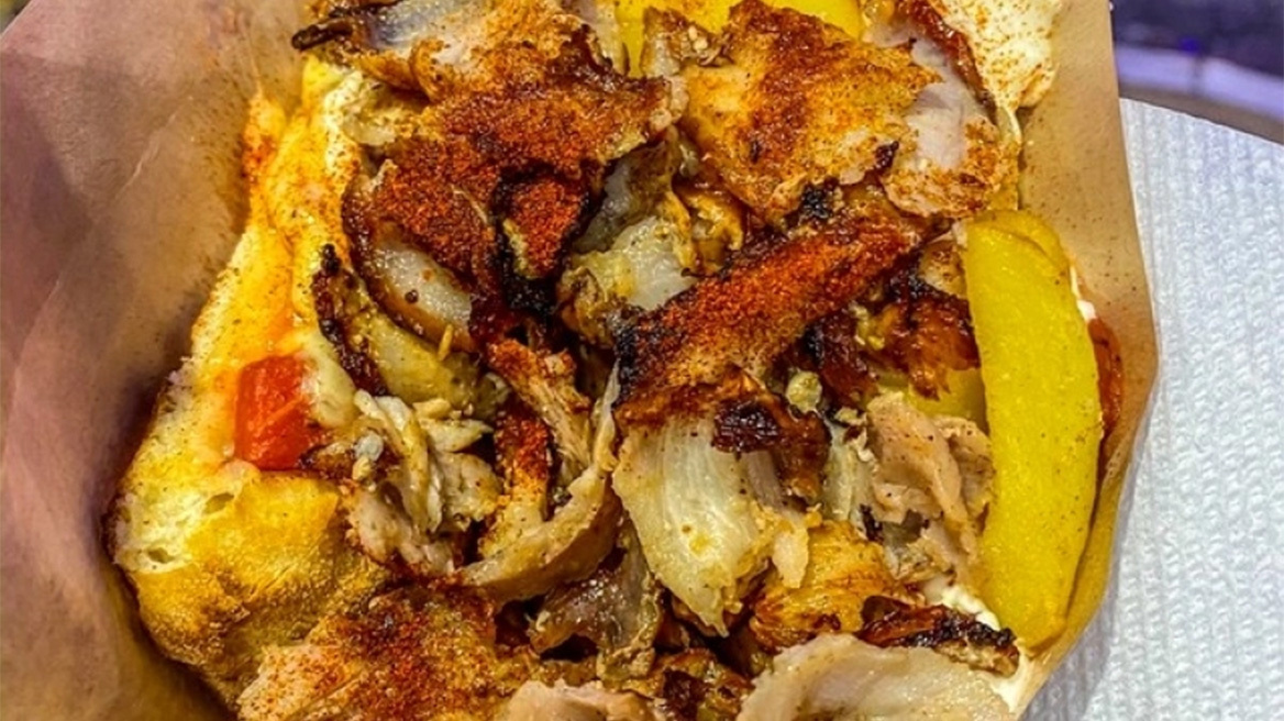 Το πιτσόγυρο είναι το βολιώτικο τυλιχτό που ξεπερνά τη λογική