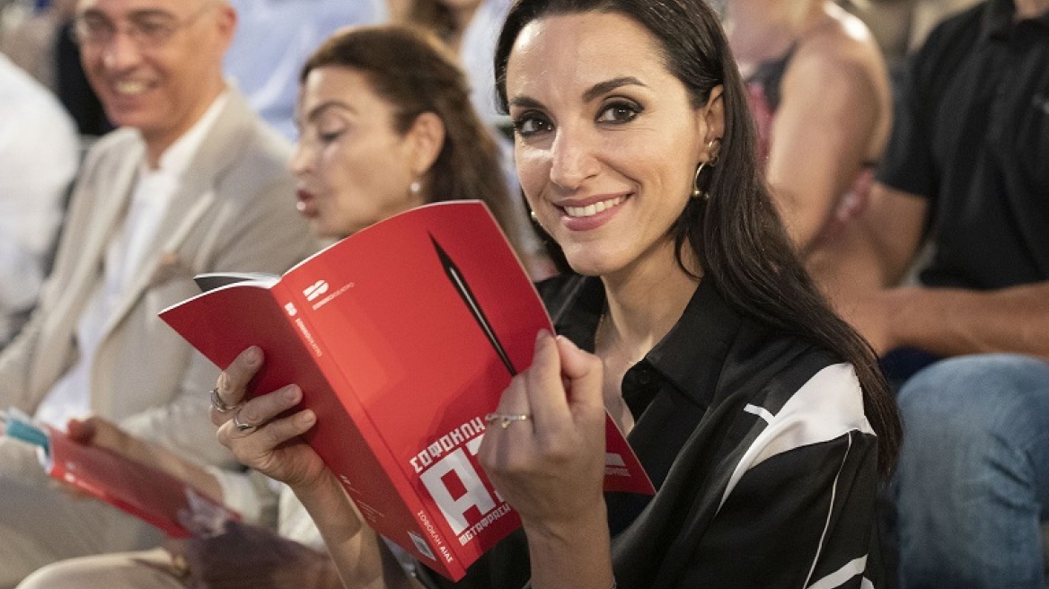 Η σοφιστικέ εμφάνιση της Κατερίνας Ευαγγελάτου στην Επίδαυρο