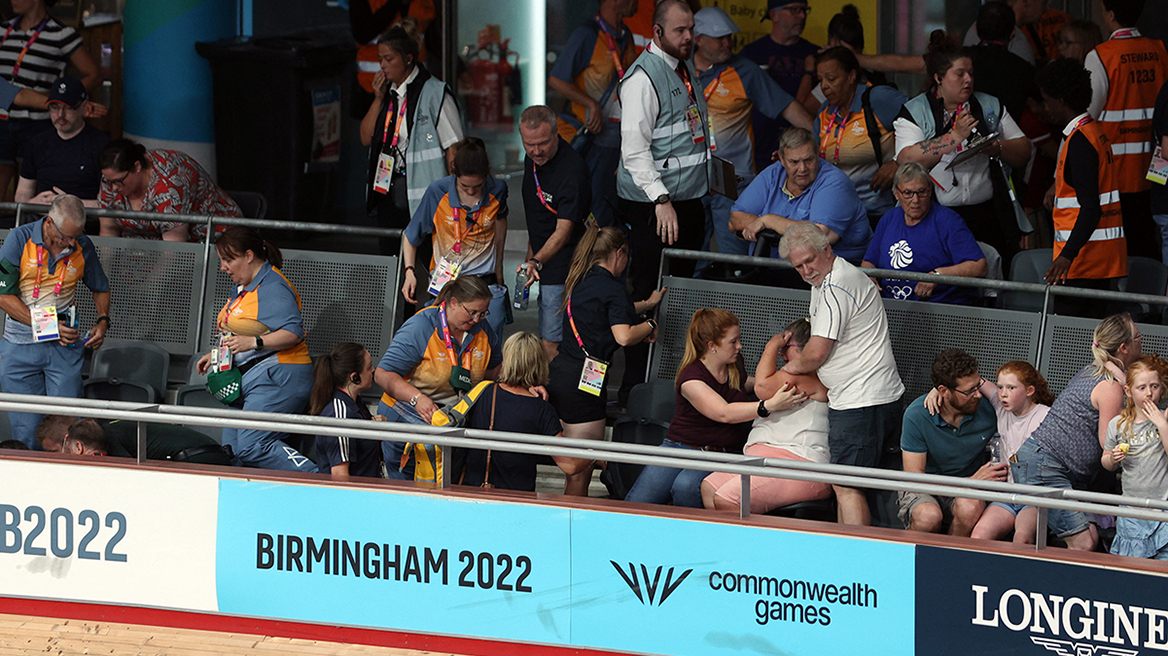 Πρωτοφανές ατύχημα στο Μπέρμιγχαμ - Ποδηλάτες και ποδήλατα κατέληξαν στην εξέδρα - Δείτε βίντεο