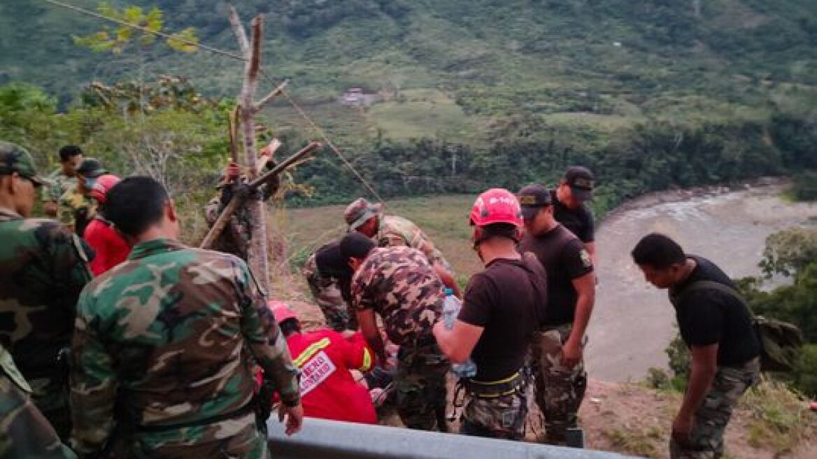 Περού: Τουλάχιστον 16 νεκροί από πτώση μικρού φορτηγού σε γκρεμό - Δείτε βίντεο