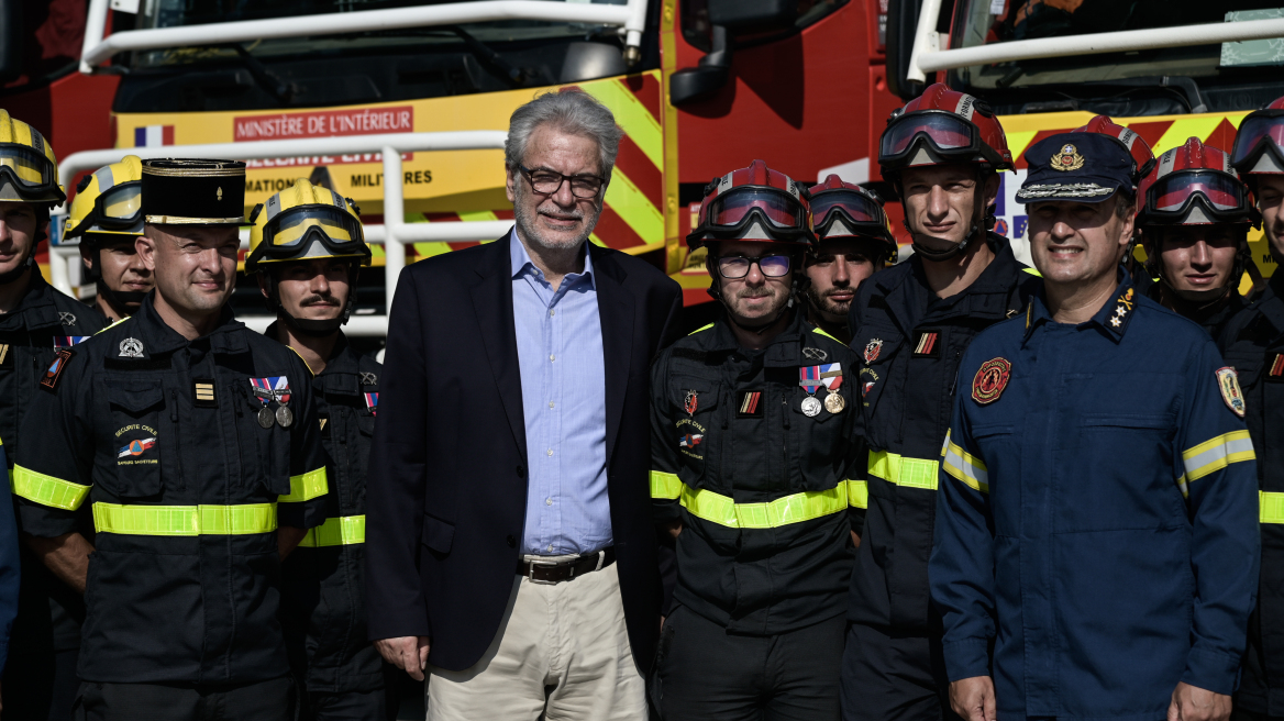 Έφτασαν οι Γάλλοι πυροσβέστες στη χώρα - Το «αντίο» στους 28 συναδέλφους τους από τη Ρουμανία