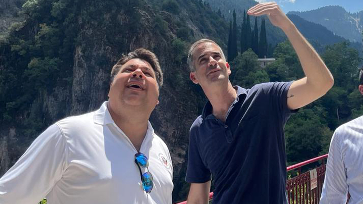 Ο Μπακογιάννης ξενάγησε τον Αμερικανό πρέσβη στο Καρπενήσι