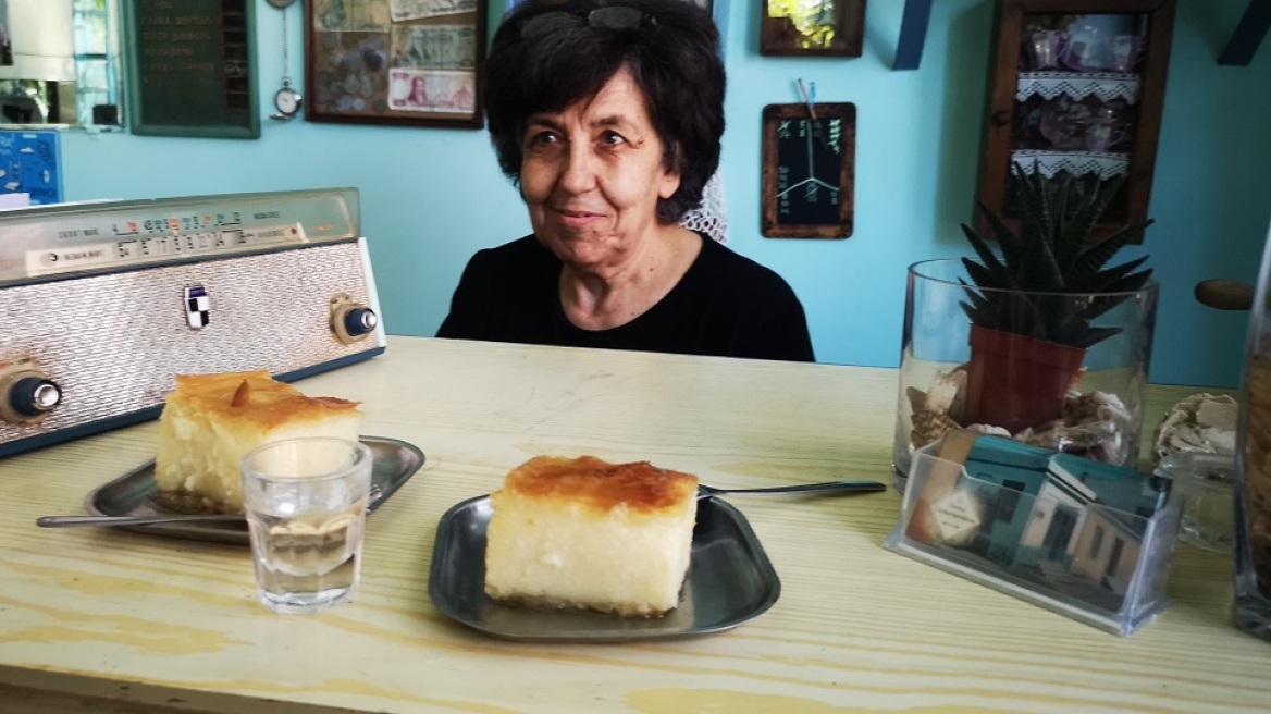 Νάξος: Στο καφενείο του Γαλάνη, στο Χαλκί, δεν θα πας μόνο για το άπαιχτο σπιτικό γαλακτομπούρεκο