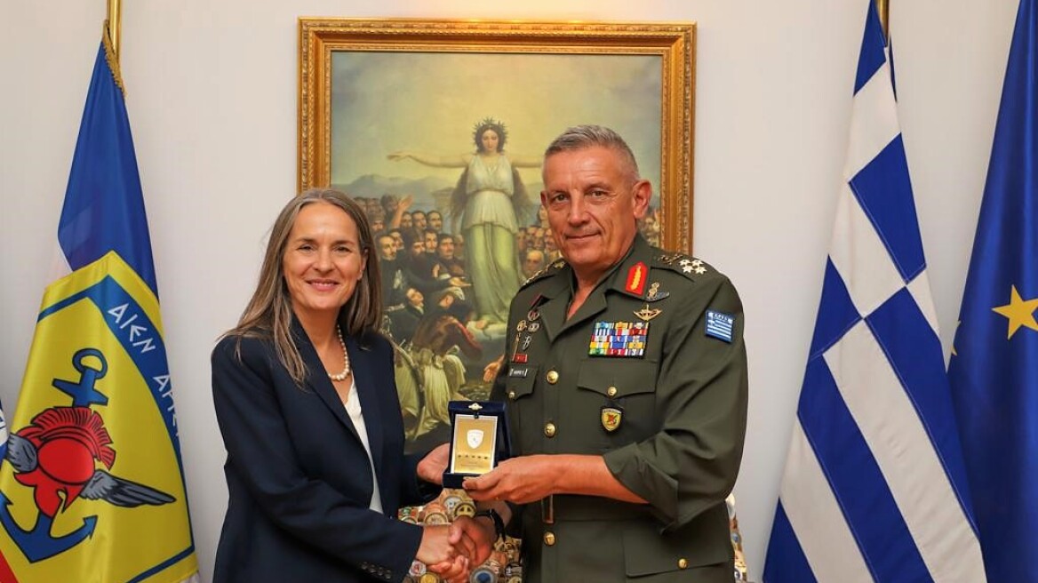 Συνάντηση του αρχηγού ΓΕΕΘΑ με την επιτετραμμένη των ΗΠΑ στην Ελλάδα