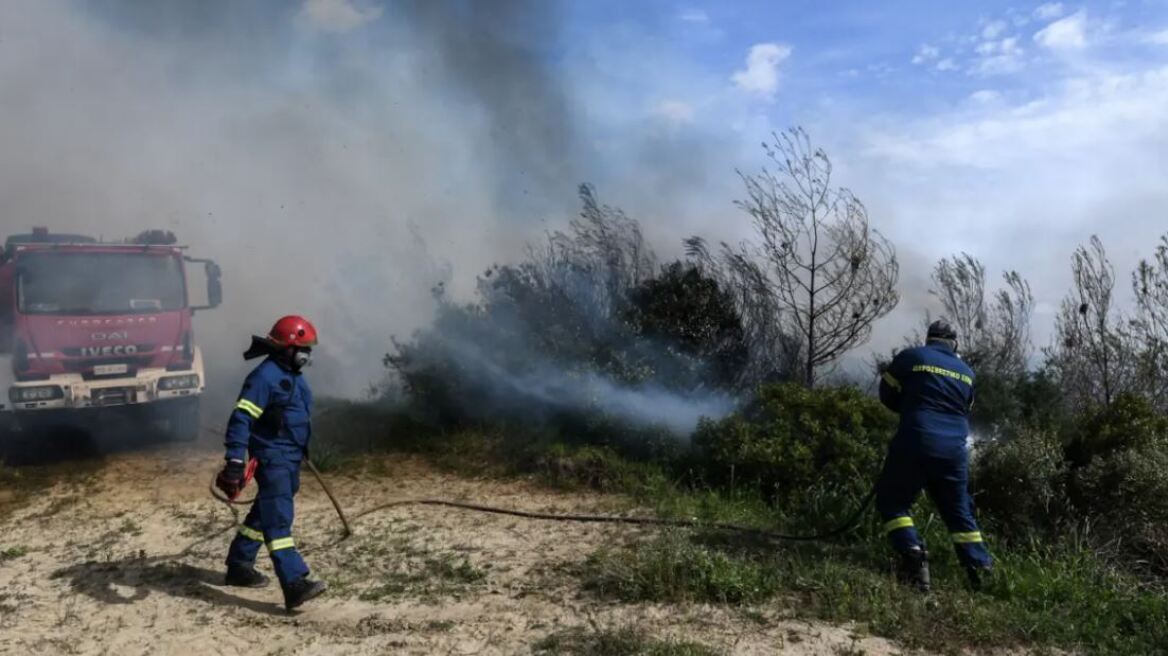 Οριοθετήθηκε η φωτιά στον Ασπρόπυργο πάνω από τα διόδια της Αττικής οδού