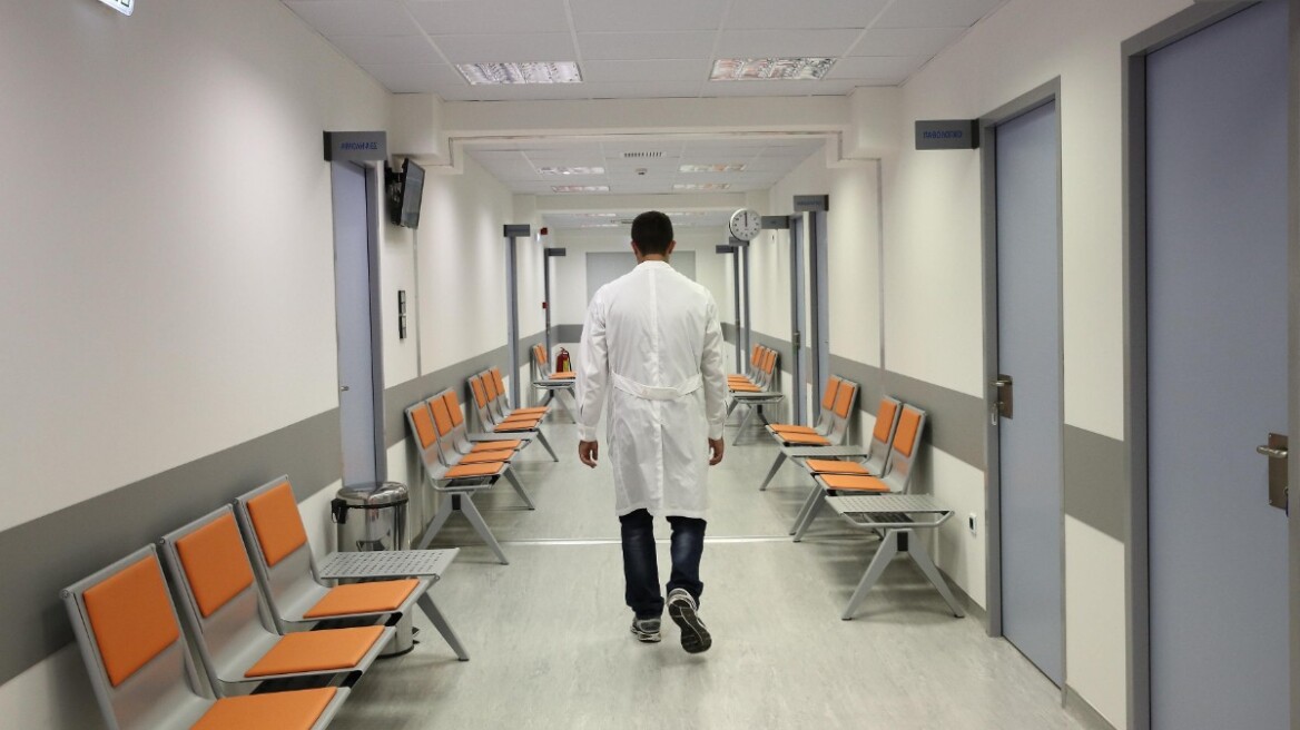 Ανεμβολίαστοι υγειονομικοί: Με PCR ή rapid test η επιστροφή τους