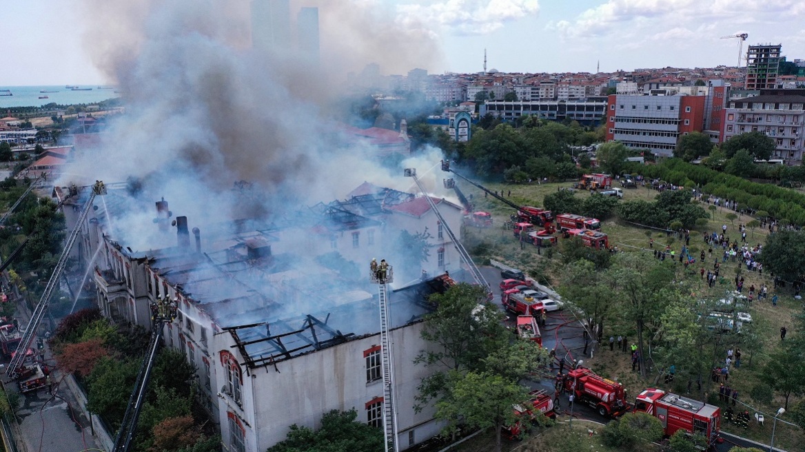 Κωνσταντινούπολη: Καρέ - καρέ η προσπάθεια των πυροσβεστών να σώσουν το νοσοκομείο «Βαλουκλή»