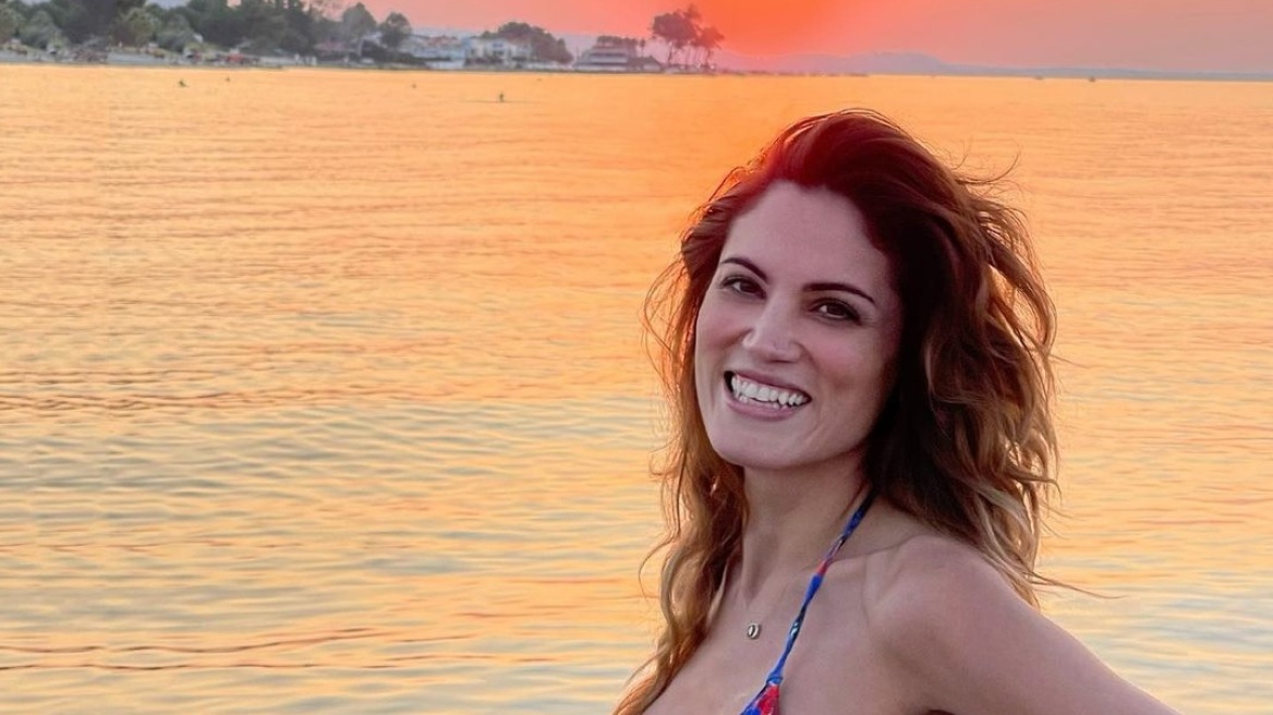 Η Μαίρη Συνατσάκη ποζάρει πρώτη φορά με μαγιό μετά την ανακοίνωση της εγκυμοσύνης της