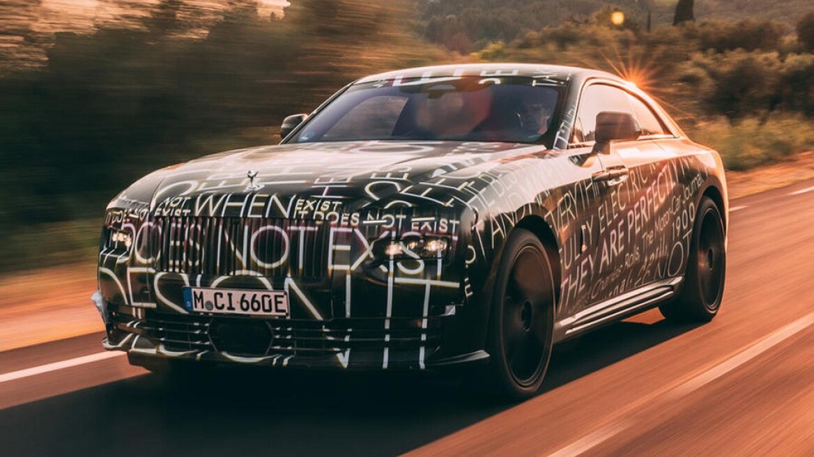 Η Rolls-Royce Spectre βολτάρει στην Κυανή Ακτή