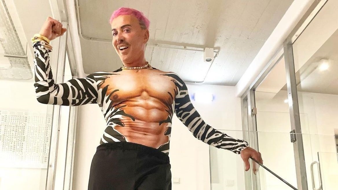 Λάκης Γαβαλάς: Χορεύει τη «Λίμνη των κύκνων»