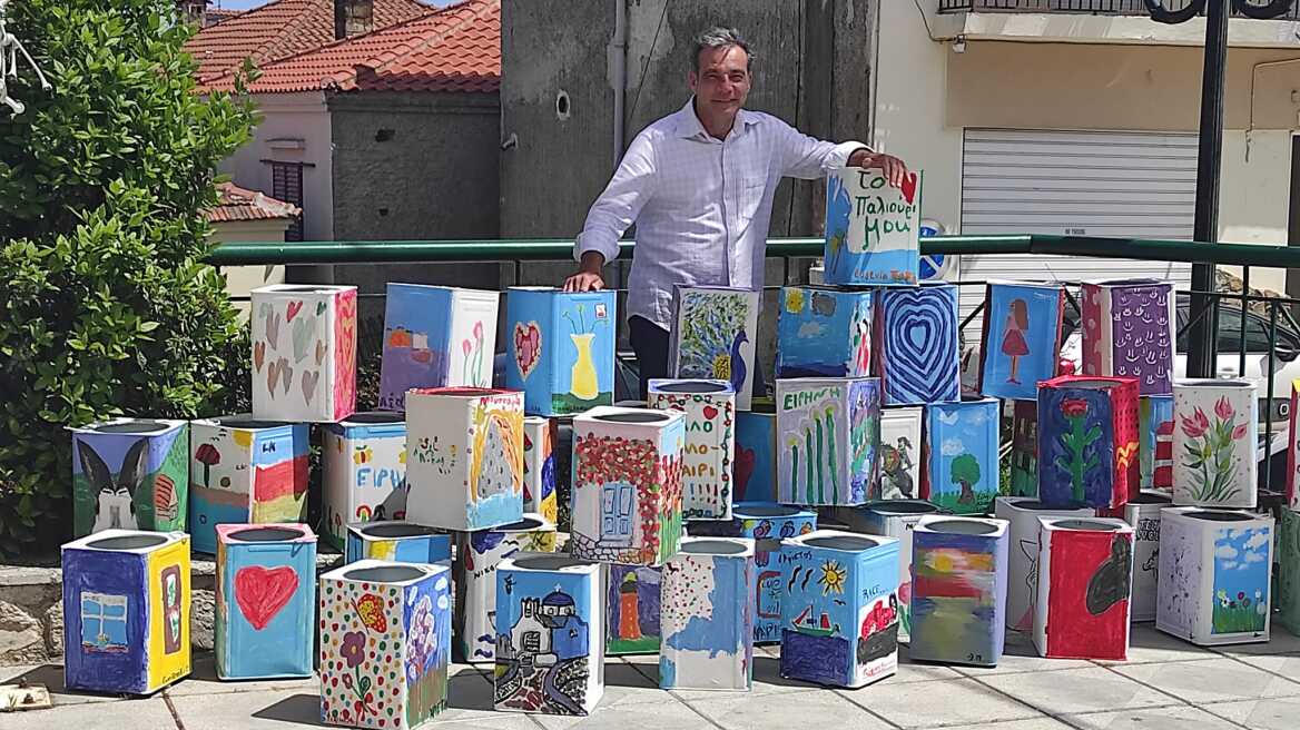 Χαλκιδική: Ελαιοχρωματιστής μεταμόρφωσε το χωριό του με δεκάδες έργα τέχνης σε τενεκέδες και γλάστρες