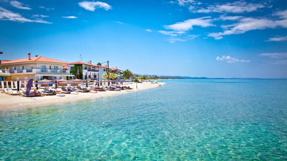 Πευκοχώρι: Ο δημοφιλής παραθαλάσσιος οικισμός της Χαλκιδικής με άρωμα από το χθες