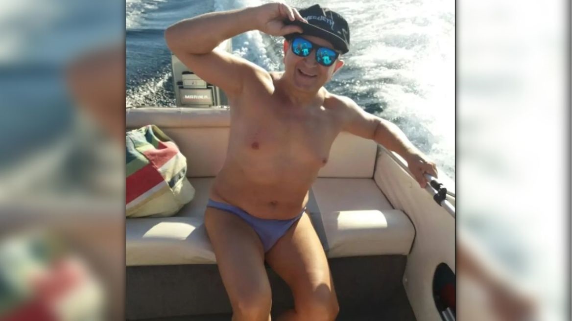 Ο Σπύρος Μπιμπίλας με το μαγιό του στη βάρκα